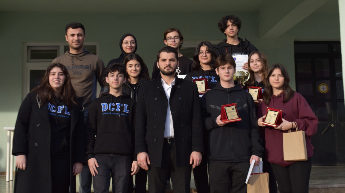 Okulumuz Münazara Kulübü Öğrencilerine Ödülleri Verildi